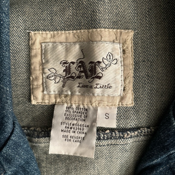 Live a little Jean jacket small fitted snaps slash pockets flattering fit - Picture 3 of 6